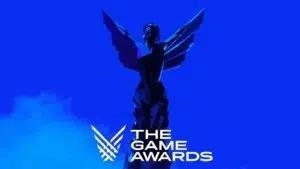 Трофей Game Awards, женщина с поднятыми крыльями, сидит на синем фоне.