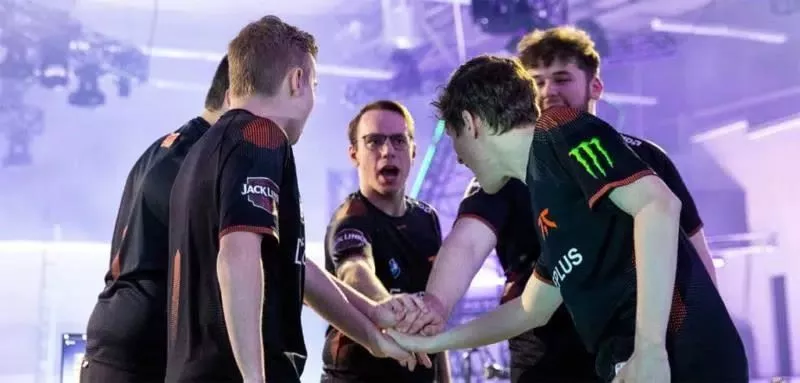 Состав Fnatic собрался для ободряющей беседы перед матчем на Valorant Champions