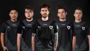 The 2022 roster for Mouse Esports stand together in their team jerseys