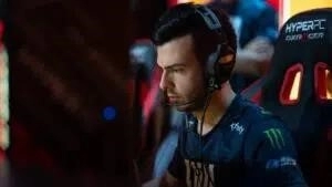 Tarik “⁠tarik⁠” Celik at the PC in his team jersey during his time with Evil Geniuses