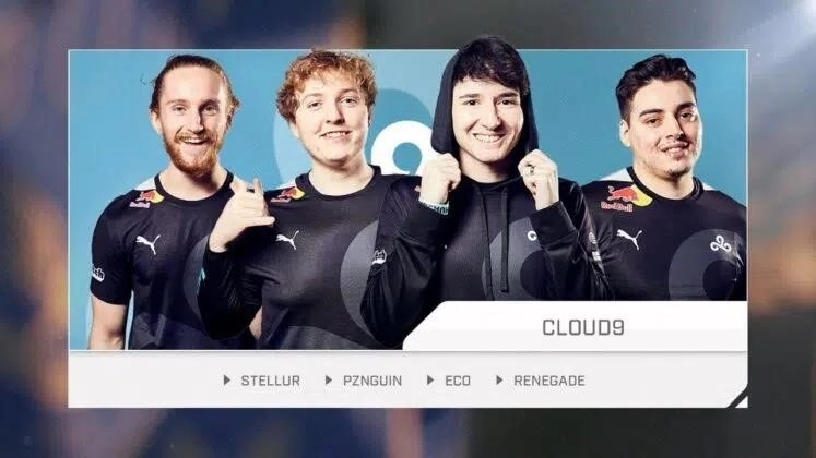 Состав Cloud 9 появляется в футболках их команд, логотип команды появляется на заднем плане позади них.