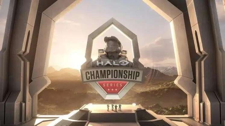 В небе появляется логотип Halo Championship, видимый из открытой двери ангара.