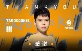 Чжун «TAROCOOK1E» Юньлун в футболке Chengdu Hunters, над ним белым цветом написаны слова «Спасибо».