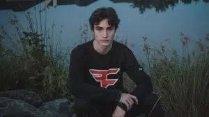 Faze Cented позирует с прудом позади него на лугах.