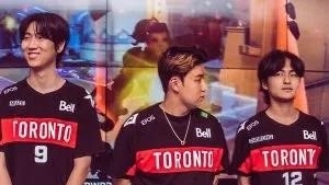 Twilight stands with members of the Toronto Defiant Overwatch League roster