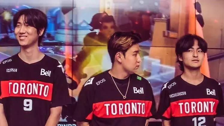 Сумерки стоят с членами списка Toronto Defiant Overwatch League.