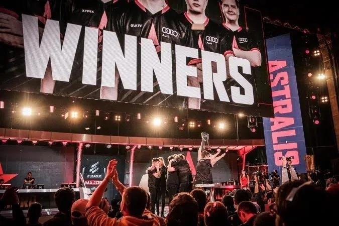 Astralis выигрывает ELeague Major 2017 на сцене, а победители написаны на огромном экране