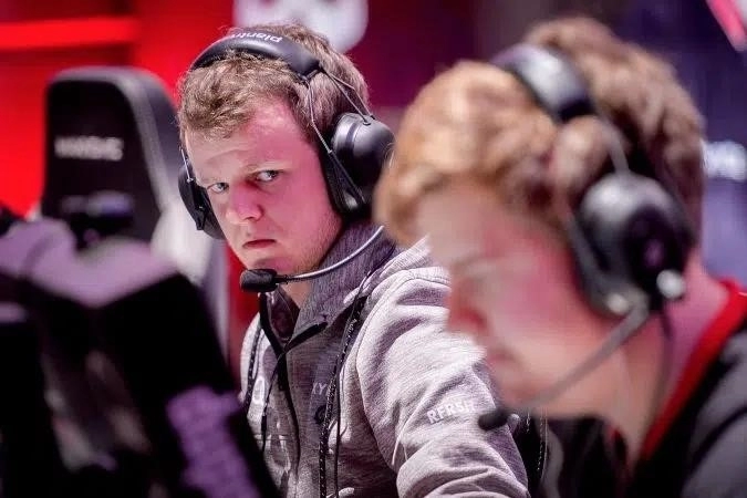 Astralis Xyp9x на сцене смотрит на Dupreeh