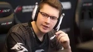 Капитан Team Secret, Клемент «Puppey» Иванов, звонит товарищам по команде в игре.