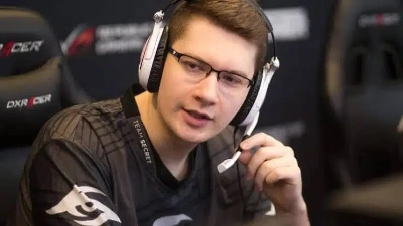 Капитан Team Secret, Клемент «Puppey» Иванов, звонит товарищам по команде в игре.