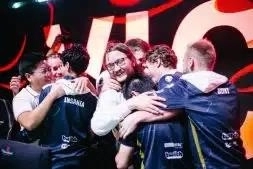 iNSaNiA и остальные участники Team Liquid празднуют победу в серии против Entity на TI 11