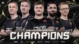 Состав CSGO для Fnatic стоит со скрещенными руками, в футболках своих команд, под словами «Elisa Masters Espoo Champions» жирными белыми буквами.